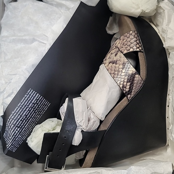 Kenneth Cole New York Women's Clove - Picture 2 of 3